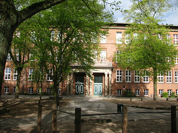 Schulhof mit Blick auf Eingang